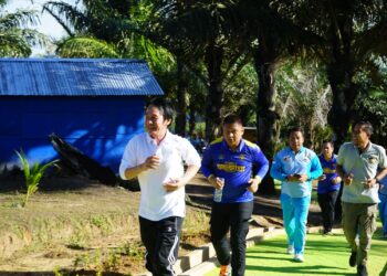 JAGA KESEHATAN DAN TINGKATKAN IMUNITAS, KAKANWIL AJAK KUMHAM KALTARA LAKSANAKAN SENAM PAGI BERSAMA DI SAE LANUKA