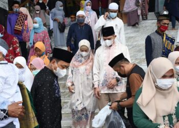 Bupati Laura Sholat Ied di Islamic Center dengan Penerapan Protokol Kesehatan