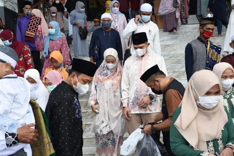 Bupati Laura Sholat Ied di Islamic Center dengan Penerapan Protokol Kesehatan