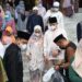 Bupati Laura Sholat Ied di Islamic Center dengan Penerapan Protokol Kesehatan