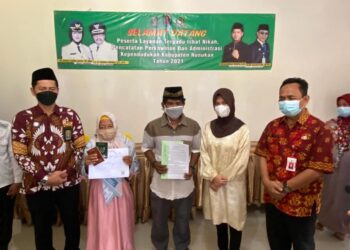 BUPATI SERAHKAN DOKUMEN ISBAT NIKAH DAN BANTUAN
