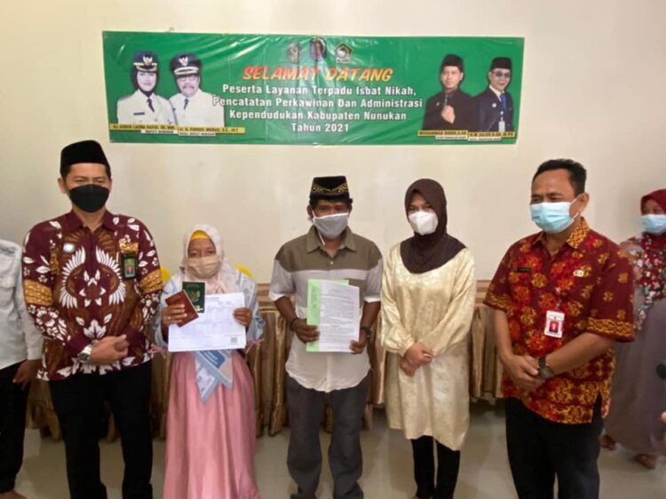 BUPATI SERAHKAN DOKUMEN ISBAT NIKAH DAN BANTUAN