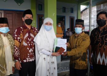 SAMBIL SAFARI, LAURA SERAHKAN BANTUAN