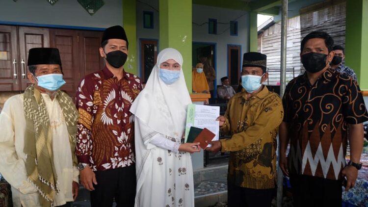 SAMBIL SAFARI, LAURA SERAHKAN BANTUAN