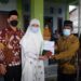 SAMBIL SAFARI, LAURA SERAHKAN BANTUAN