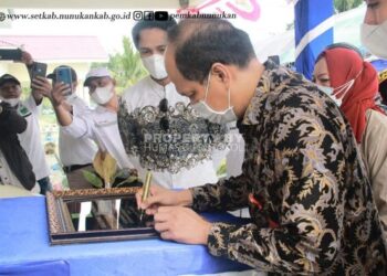Mewakili Bupat Asisten Pemerintahan dan Kesra Resmikan Perumahan Karyawan PT. NJL