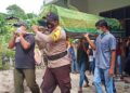 Sebagai Bentuk Penghormatan Terakhir Bhabinkamtibmas Bantu Angkat Keranda Jenazah