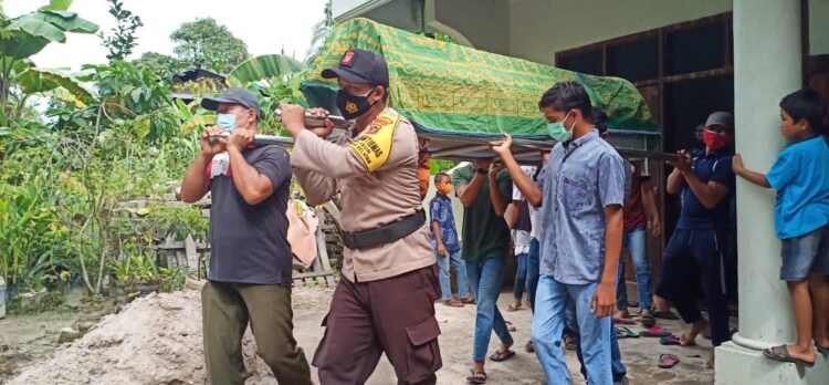 Sebagai Bentuk Penghormatan Terakhir Bhabinkamtibmas Bantu Angkat Keranda Jenazah