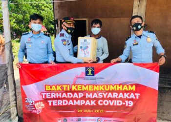 KELUARGA BESAR LAPAS KELAS IIB NUNUKAN SALURKAN 100 PAKET SEMBAKO DAN 100 BINGKISAN KEPADA MASYARAKAT DAN ANAK YANG TERDAMPAK COVID-19