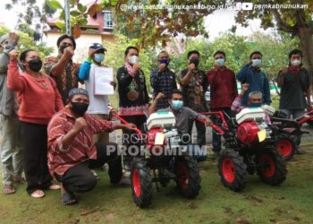 Delapan Kelompok Tani Terima Bantuan Cultivator