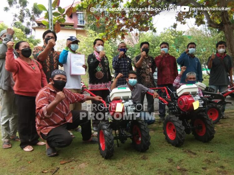 Delapan Kelompok Tani Terima Bantuan Cultivator
