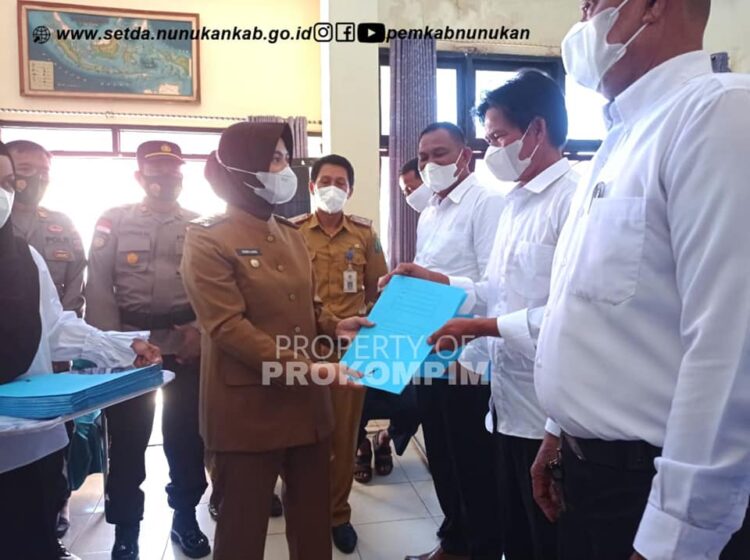 Serahkan SK kepada 21 Ketua RT Terpilih di Kelurahan Nunukan Timur, Berikut Pesan Bupati Laura