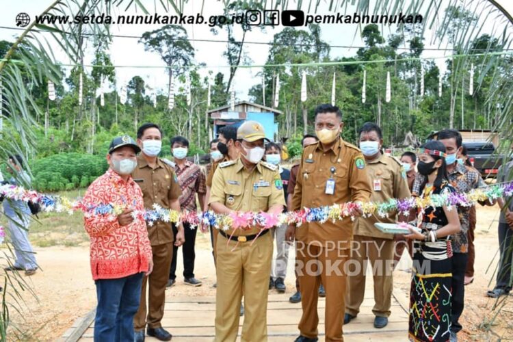 Wabup H. Hanafiah Hadiri Syukuran Perpindahan Desa Labuk Kecamatan Sembakung