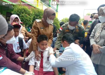 Launching Perdana Vaksinasi Usia 6-12 Tahun, Bupati Laura Tekankan Vaksin Aman untuk Anak-Anak