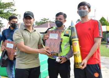 Wakili Bupati, Staf Ahli Bidang Kesra dan SDM Hadiri Jalan Sehat dalam Rangka Memperingati HUT Yonarmed 18 / Komposit