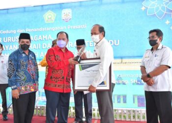 Hibahkan Tanah untuk pembangunan Pendidikan Keagamaan, Pemda Nunukan Mendapatkan Penghargaan dari Kementerian Agama