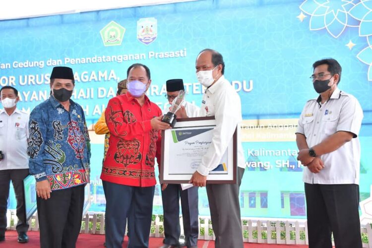 Hibahkan Tanah untuk pembangunan Pendidikan Keagamaan, Pemda Nunukan Mendapatkan Penghargaan dari Kementerian Agama