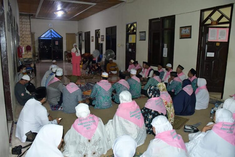 Malam – malam Datangi Mess Calon Jemaah Haji, Bupati Laura Membagi Pengalamannya Dua Kali Naik Haji