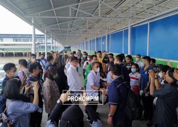 Bupati Laura Jemput kedatangan 239 PMI dan WNI dari Malaysia