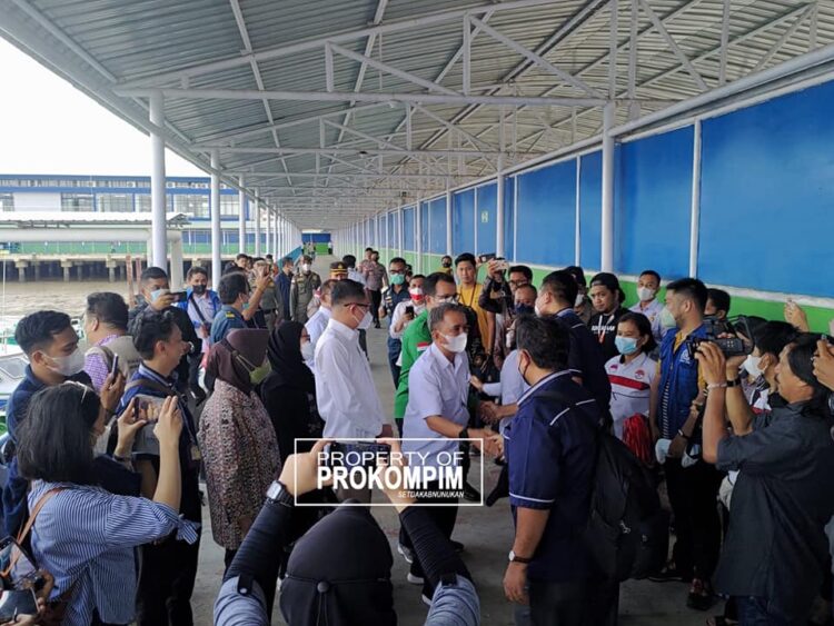 Bupati Laura Jemput kedatangan 239 PMI dan WNI dari Malaysia