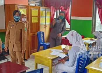 Bupati Laura Tinjau pelaksanaan Ujian Satuan Pendidikan (USP) SD/MI