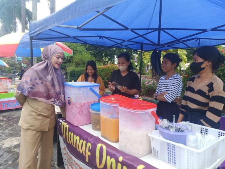 Bupati Laura Semangati Pedagang Takjil di Alun-Alun