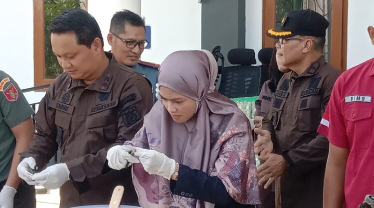 Laura Ikut Pemusnahan Barang Bukti di Kejari Nunukan