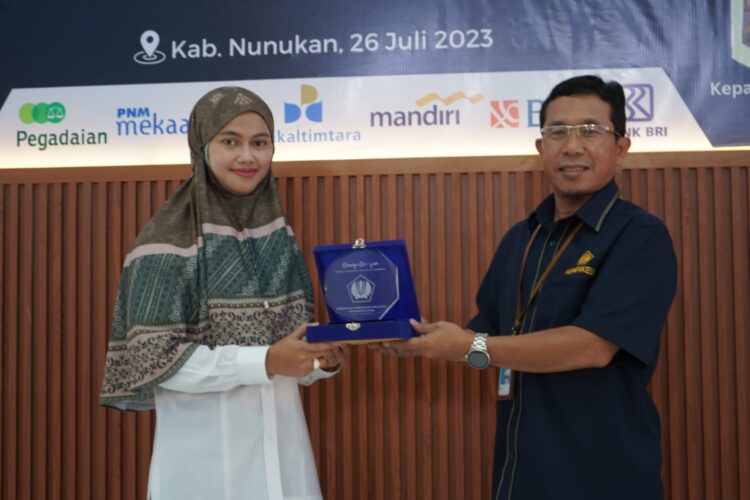 Buka Pelatihan dan Bazar UMKM, Bupati Laura Minta Masyarakat Support UMKM Supaya Bisa Naik Kelas