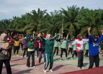 Dalam Rangka Meriahkan HUT Bhayangkara ke 77, Bupati Laura Senam Bersama IPSAK dan Masyarakat