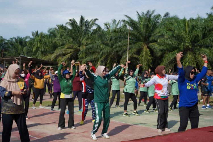 Dalam Rangka Meriahkan HUT Bhayangkara ke 77, Bupati Laura Senam Bersama IPSAK dan Masyarakat