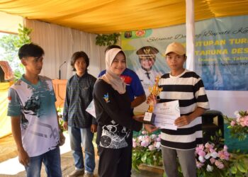 Meski Cuaca Terik, Bupati Laura Tetap Semangat Hadiri Penutupan Turnamen Voli dan Sepak Takraw di Sebuku