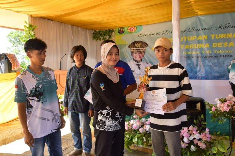 Meski Cuaca Terik, Bupati Laura Tetap Semangat Hadiri Penutupan Turnamen Voli dan Sepak Takraw di Sebuku