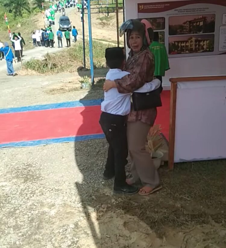 Dia Baru Pertama Kali Mondok Kasihan..
