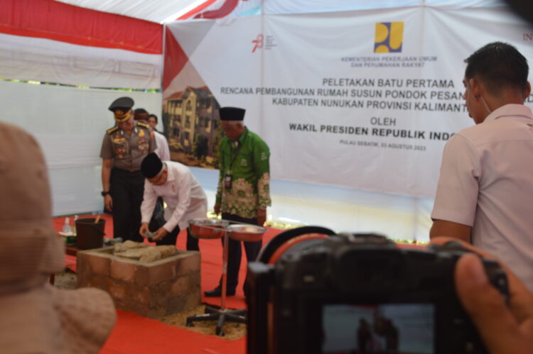 Letakkan Batu Pertama Pembangunan Rusun Ponpes As’adiyah Sebatik, Wapres Pastikan Komitmen Pemerintah Sukseskan Pendidikan di Wilayah Perbatasan