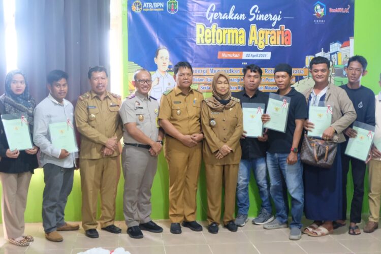 Hadiri Gerakan Sinergi Reforma Agraria, Wabup Serahkan 10 Sertifikat Tanah Warga