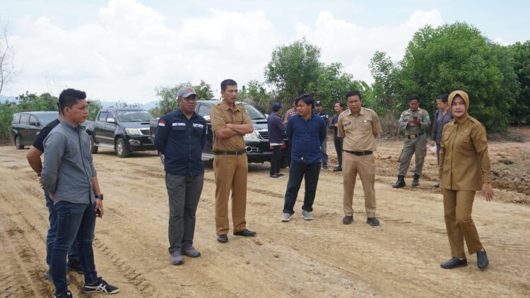 Tinjau Pembangunan Jalan, Jalan Ujang Dewa – Simpang Kadir dan  Gang Limau – Politeknik Negeri Nunukan Tak Luput dari Pantauan Bupati Laura