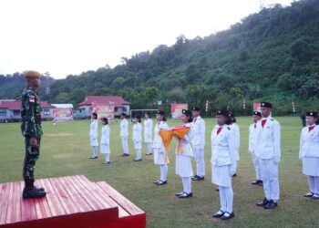 Upacara Aubade Penurunan Bendera Merah Putih dalam rangka Peringatan Hari Kemerdekaan Republik Indonesia ke 79 di Kecamatan Lumbis Hulu Dihadiri Asisten III Mewakili Bupati Nunukan