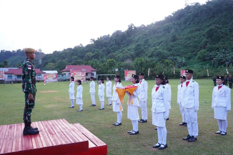 Upacara Aubade Penurunan Bendera Merah Putih dalam rangka Peringatan Hari Kemerdekaan Republik Indonesia ke 79 di Kecamatan Lumbis Hulu Dihadiri Asisten III Mewakili Bupati Nunukan
