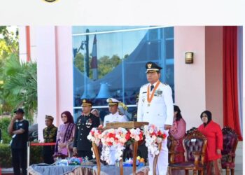 Upacara Penurunan Bendera, Indah Ramadhani Bertugas Membawa Baki Duplikat Bendera Pusaka