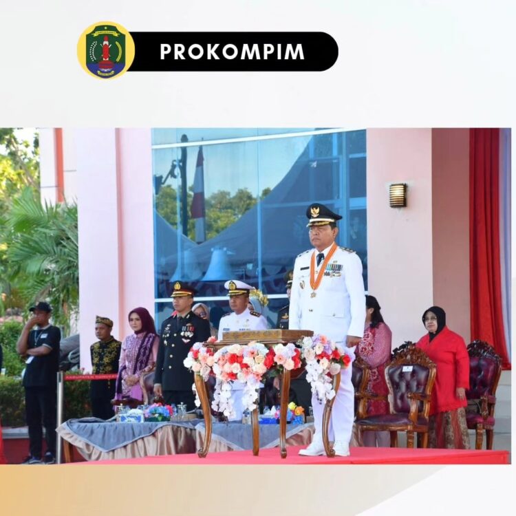 Upacara Penurunan Bendera, Indah Ramadhani Bertugas Membawa Baki Duplikat Bendera Pusaka