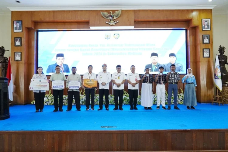 Pemprov Serahkan Bantuan Medis di Kabupaten Malinau