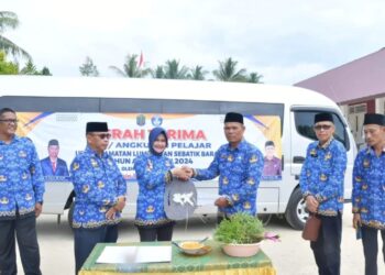 Kembali Bupati Laura Serahkan Bus Angkutan Pelajar di UPTD Kecamatan Sebatik