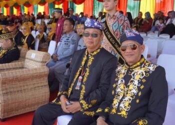 Hadiri Puncak Iraw Tengkayu Ke – XIII Kota Tarakan di Pantai Amal, Asisten Syafarudin Ikuti Prosesi Penurunan Padaw Tuju Dulung