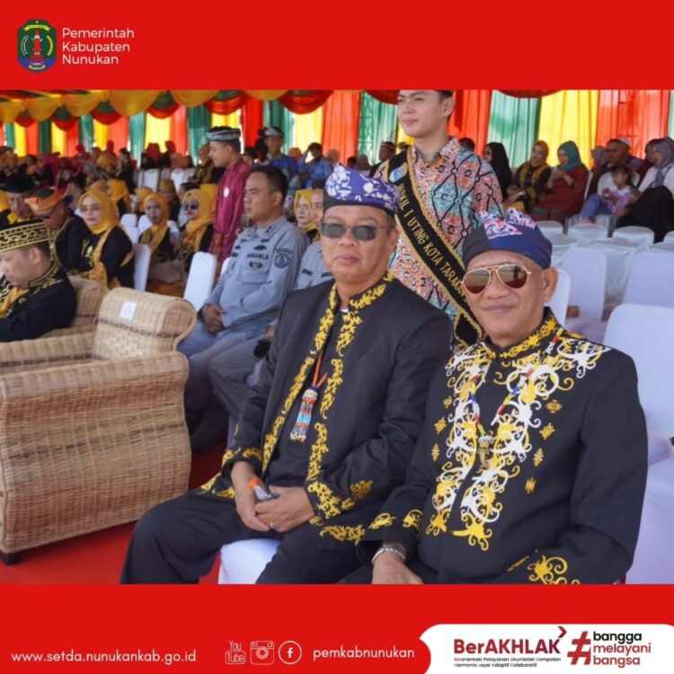 Hadiri Puncak Iraw Tengkayu Ke – XIII Kota Tarakan di Pantai Amal, Asisten Syafarudin Ikuti Prosesi Penurunan Padaw Tuju Dulung