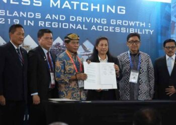 Gubernur Zainal Teken MoU dan LoI Pengembangan Pesawat N219 Amfibi