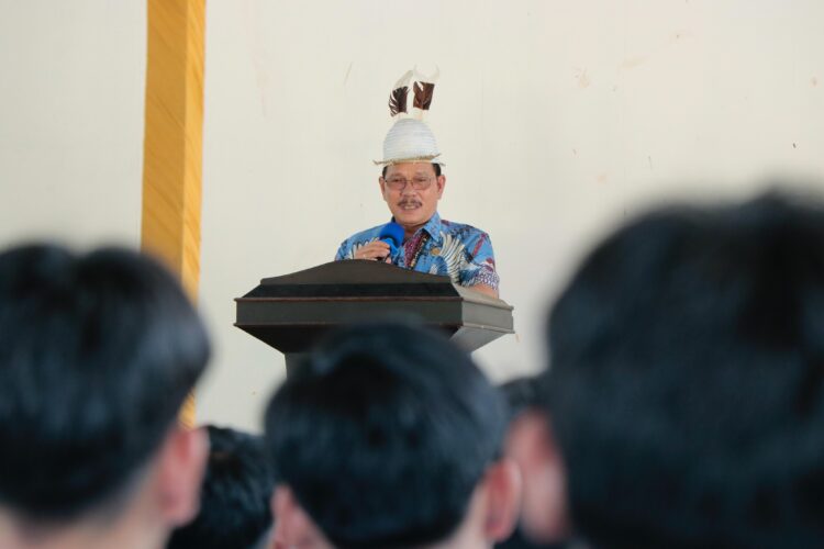 Wagub Ingkong Ala Letakkan Batu Pertama Pembangunan Gedung Serbaguna SMTK Long Bia