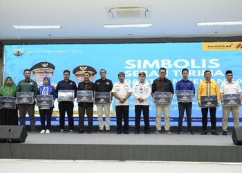 Gubernur Serahkan Bankeu Parpol Secara Simboli