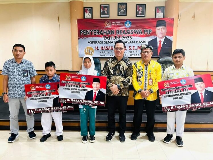 Hasan Basri Anggota DPD RI Secara Simbolis Serahkan Sertifikat Beasiswa Program Indonesia Pintar (PIP) Aspirasi Tahun 2025 Pada 960 Siswa se Kaltara