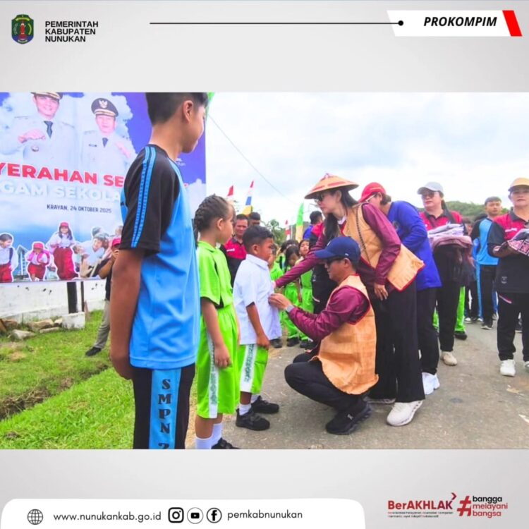 Dari Dataran Tinggi Krayan, Bupati Irwan Sabri Bagikan Seragam Sekolah Gratis Buat Siswa SD dan SMP