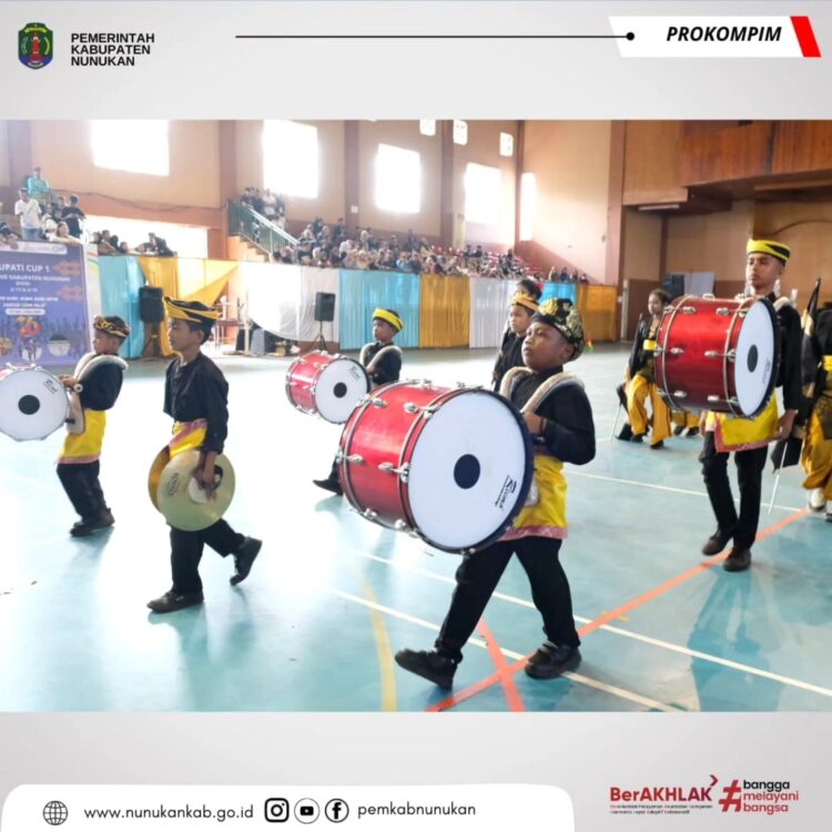 Tampil Sebagai Pembuka, Marching Band Gema Swara Paguntaka tampil memukau